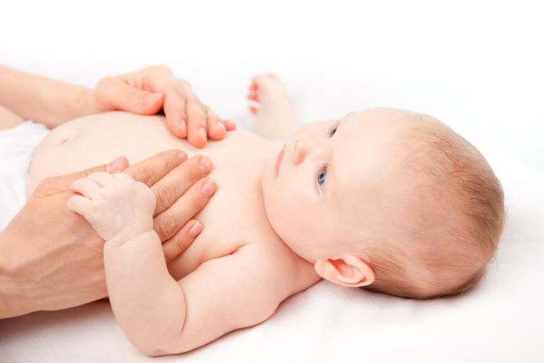 Parent massant son bébé lors d'un atelier