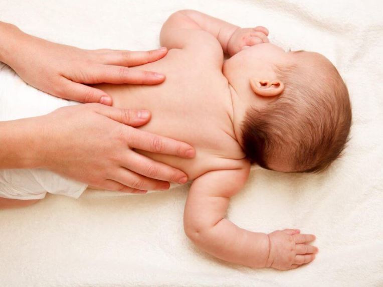 Démonstration de massage bébé avec un poupon