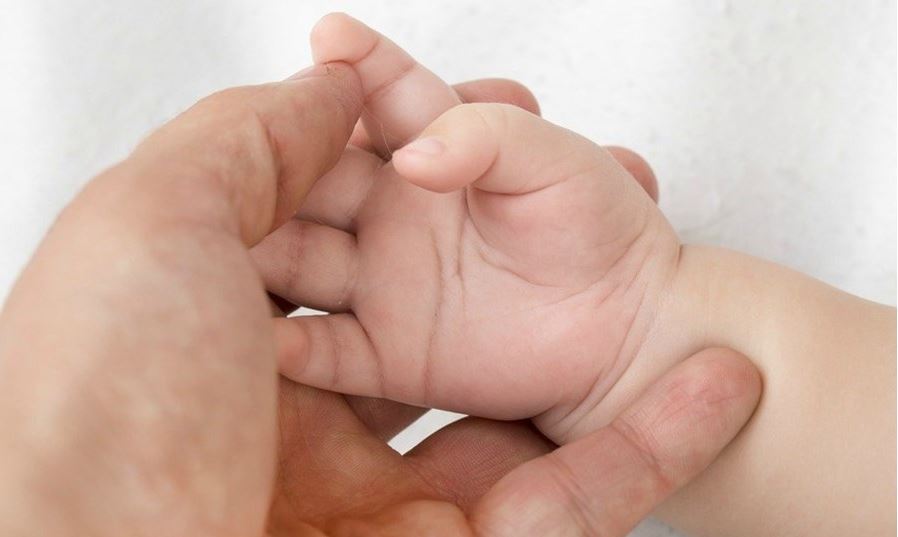 Bébé détendu pendant un massage