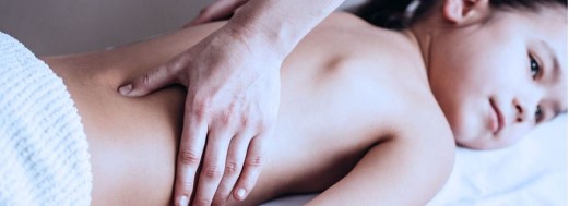 Enfant recevant un massage