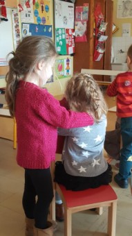 Enfants apprenant la routine de massage