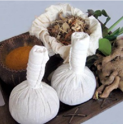 Massage aux pochons d'herbes